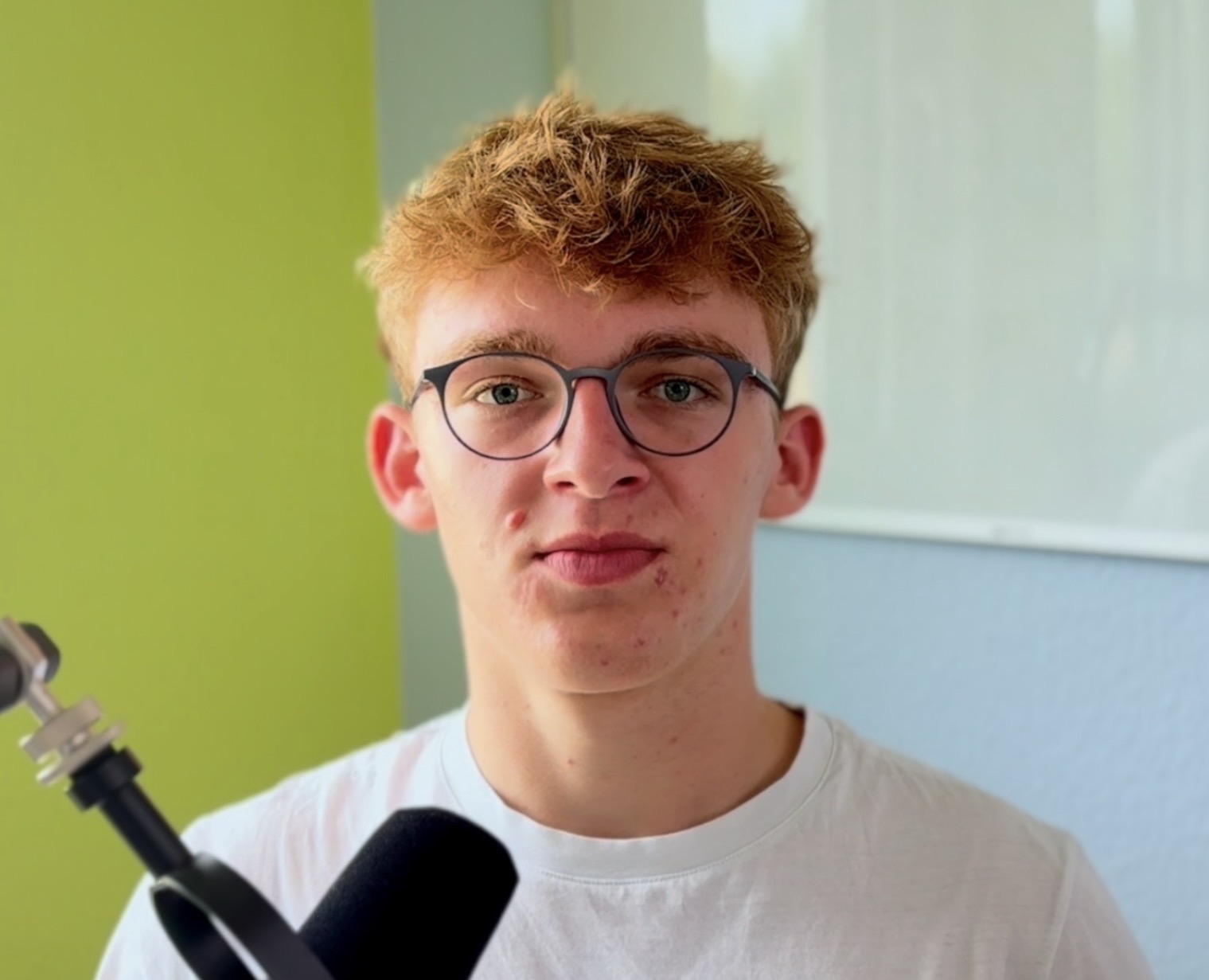 Benjamin Garbe, Gründer von Youdofy, vor einem Mikrofon